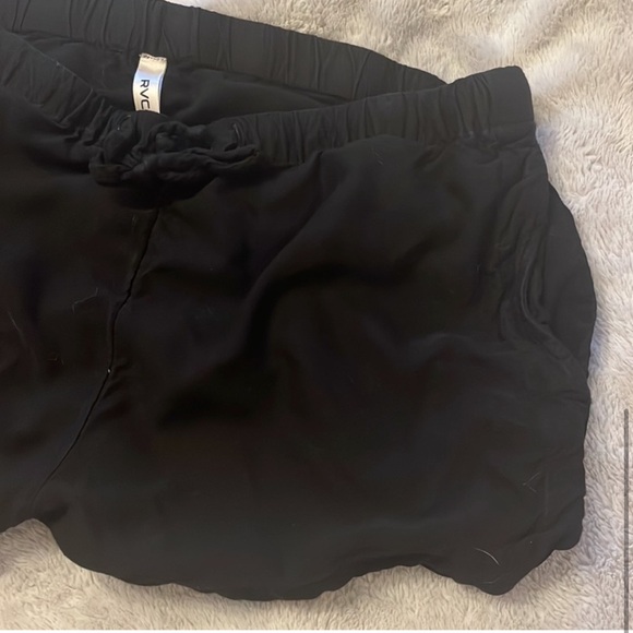 Black size large RVCA shorts with pockets - Picture 5 of 6